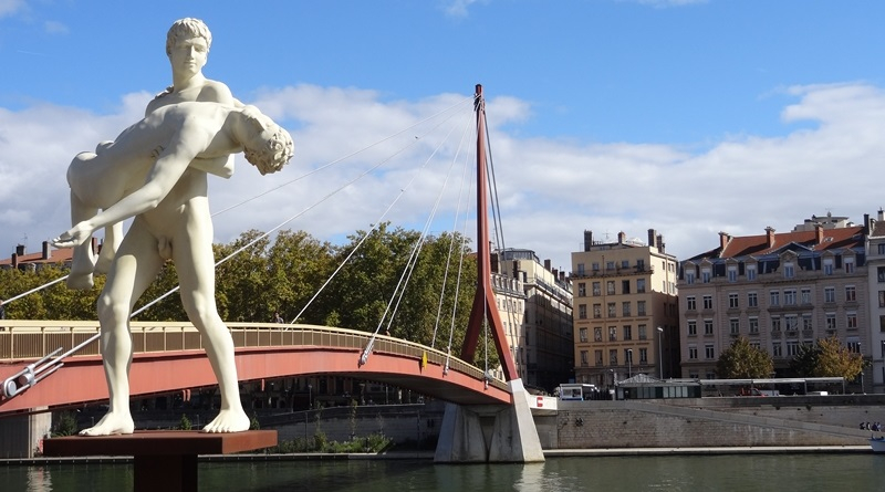 Statut sur les Rives de Saone, Lyon
